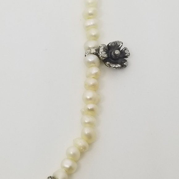 ANNE KLEIN VINTAGE DAINTY GLASS SEED PEARL & SILVERTONE FLOWER NECKLACE - Picture 5 of 7